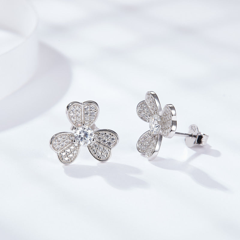 2022 New Fashion Small Fresh Lucky Clover 30 Points Moissanite Silver Plated 18k Gold Over Diamond Pen Stud Earrings