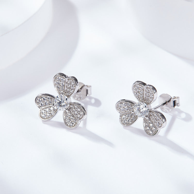 2022 New Fashion Small Fresh Lucky Clover 30 Points Moissanite Silver Plated 18k Gold Over Diamond Pen Stud Earrings